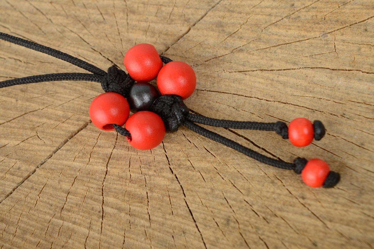 Cravate bolo en macramé originale noire avec perles rouges en bois faite main photo 2