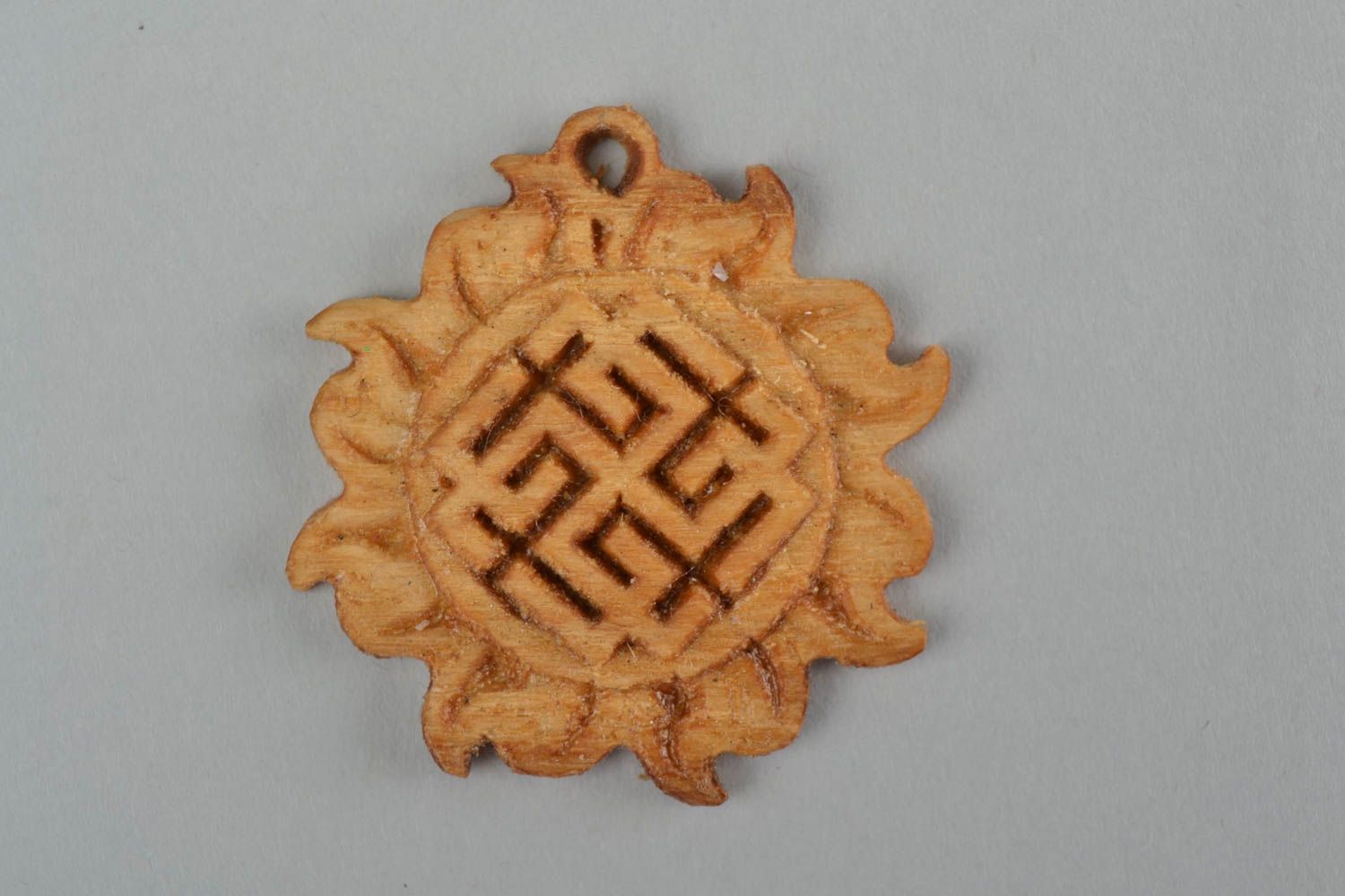 Slawischer runder künstlerischer Amulett Anhänger aus Holz handmade Swarozhytsch foto 3