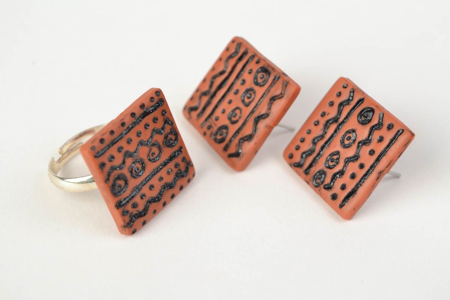 Handgemachte Ohrringe und Ring aus Polymer Ton mit Acrylfarben bemalt Quadraten foto 3