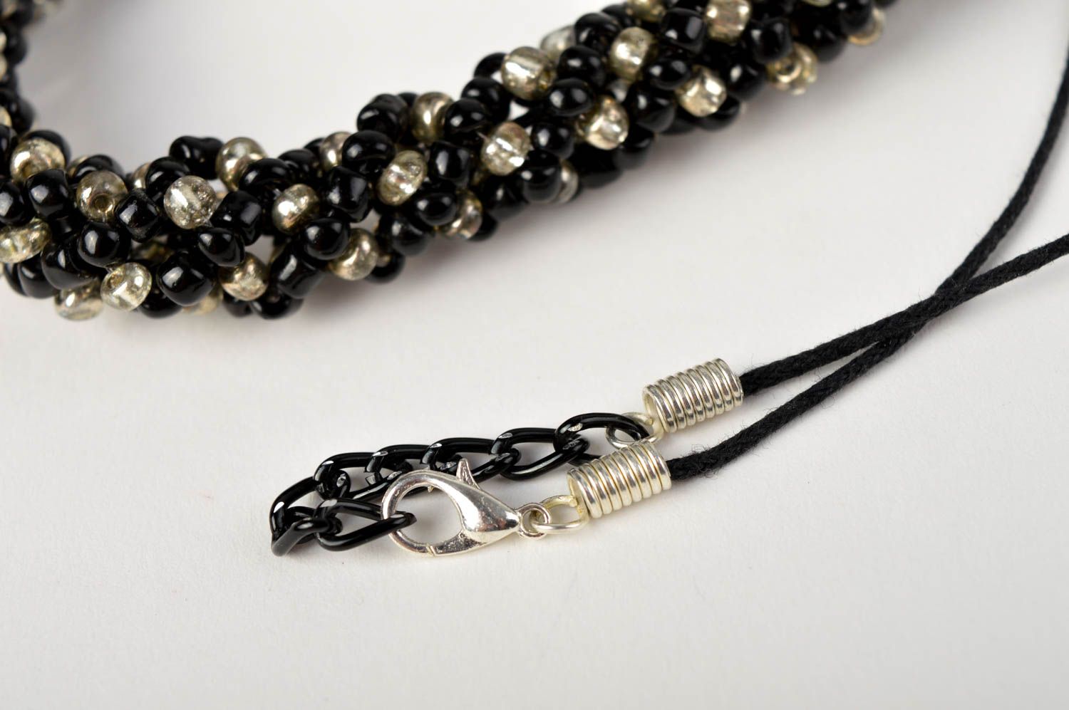 Collier en perles de rocaille Bijou fait main noir design Cadeau pour femme photo 4