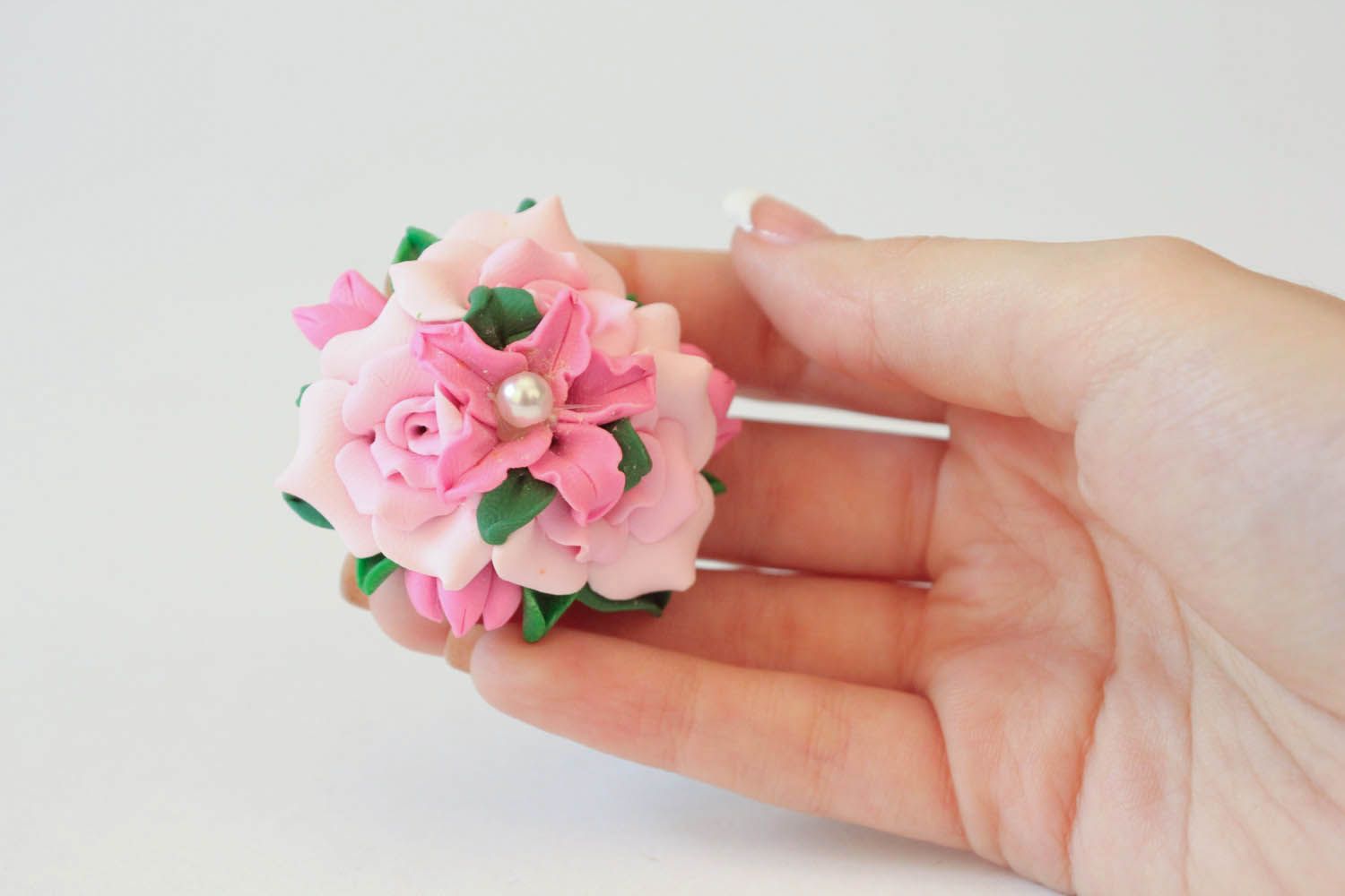 Broche artisanale en forme de bouquet de fleurs photo 5