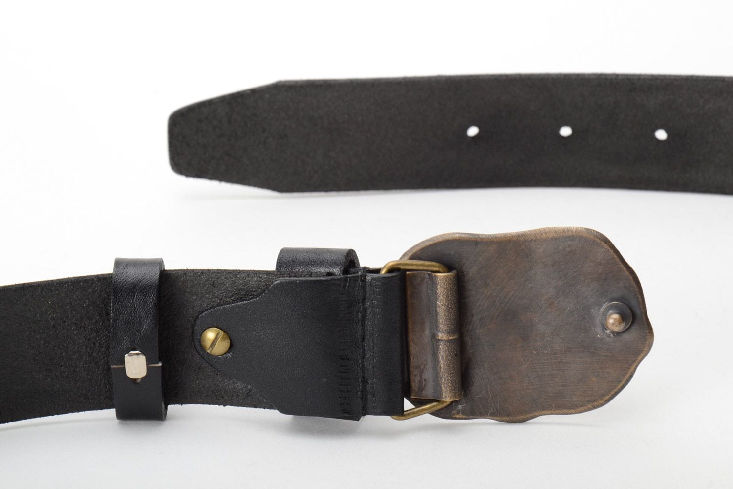 Handmade genuine leather belt with metal buckle and embossment in the shape of vignettes photo 3