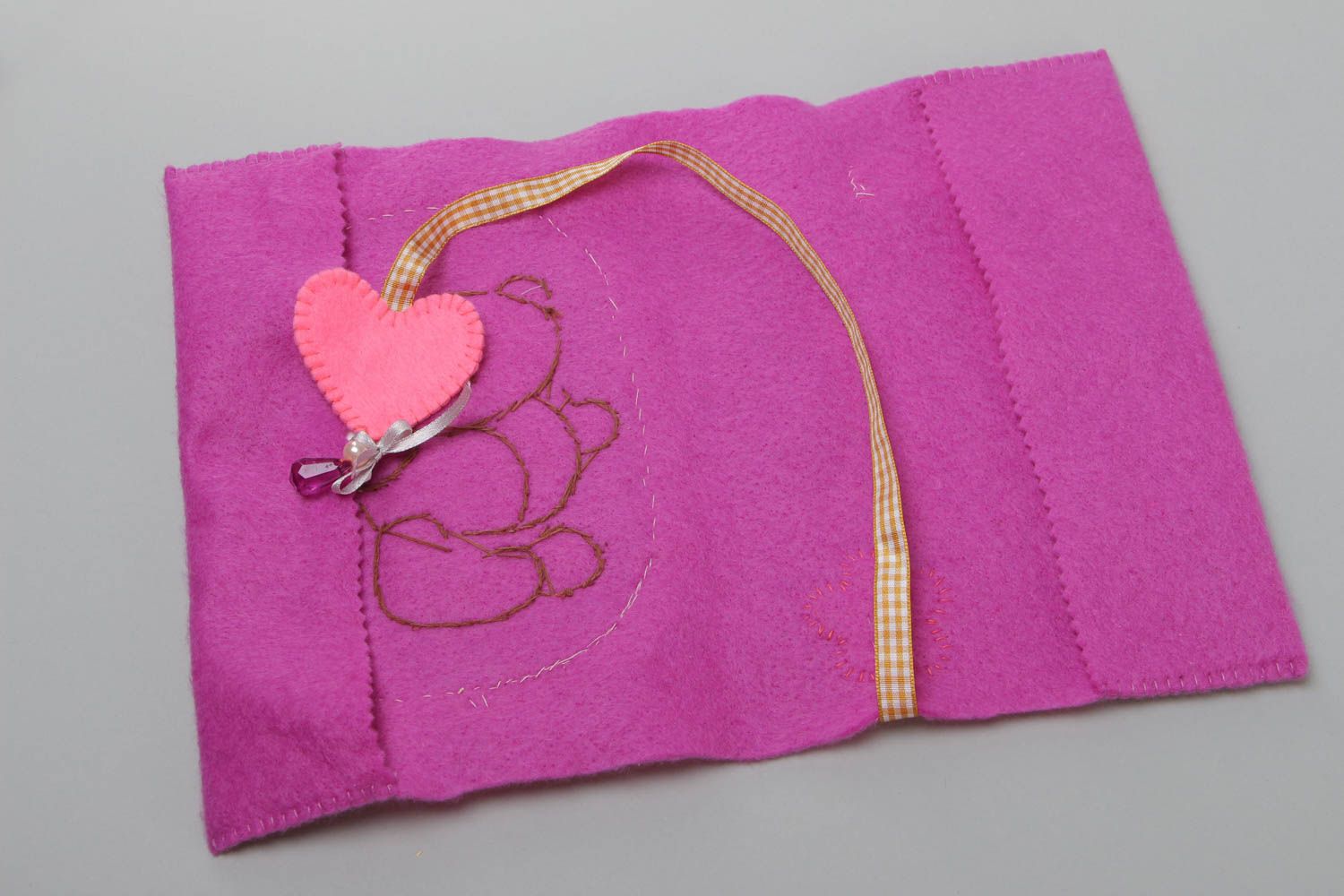 Schöne weiche lila handmade Hülle für Notizbuch mit Motiv Bär und Spitze foto 3