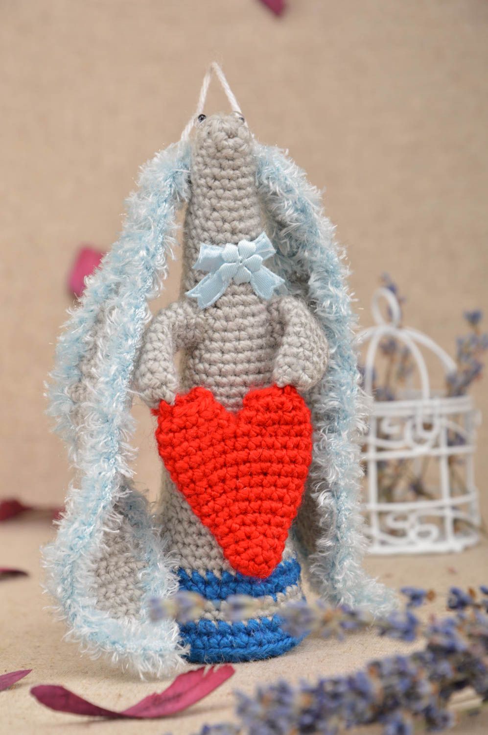 Peluche lapin gris avec coeur rouge tricotée au crochet faite main romantique photo 1