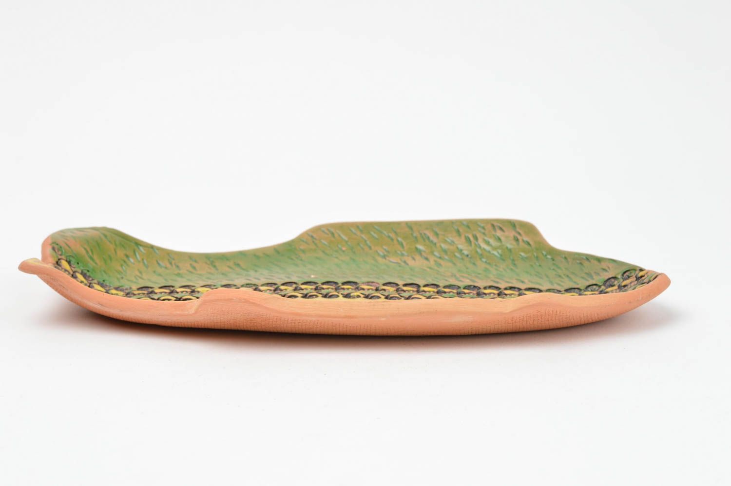 Тарелка декоративная из глины в виде рыбы желтая с зеленым цветная ручной работы фото 3