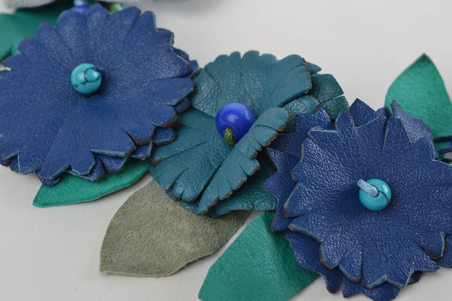 Ожерелье из кожи и замши ручной работы в виде синих и голубых цветочков фото 4