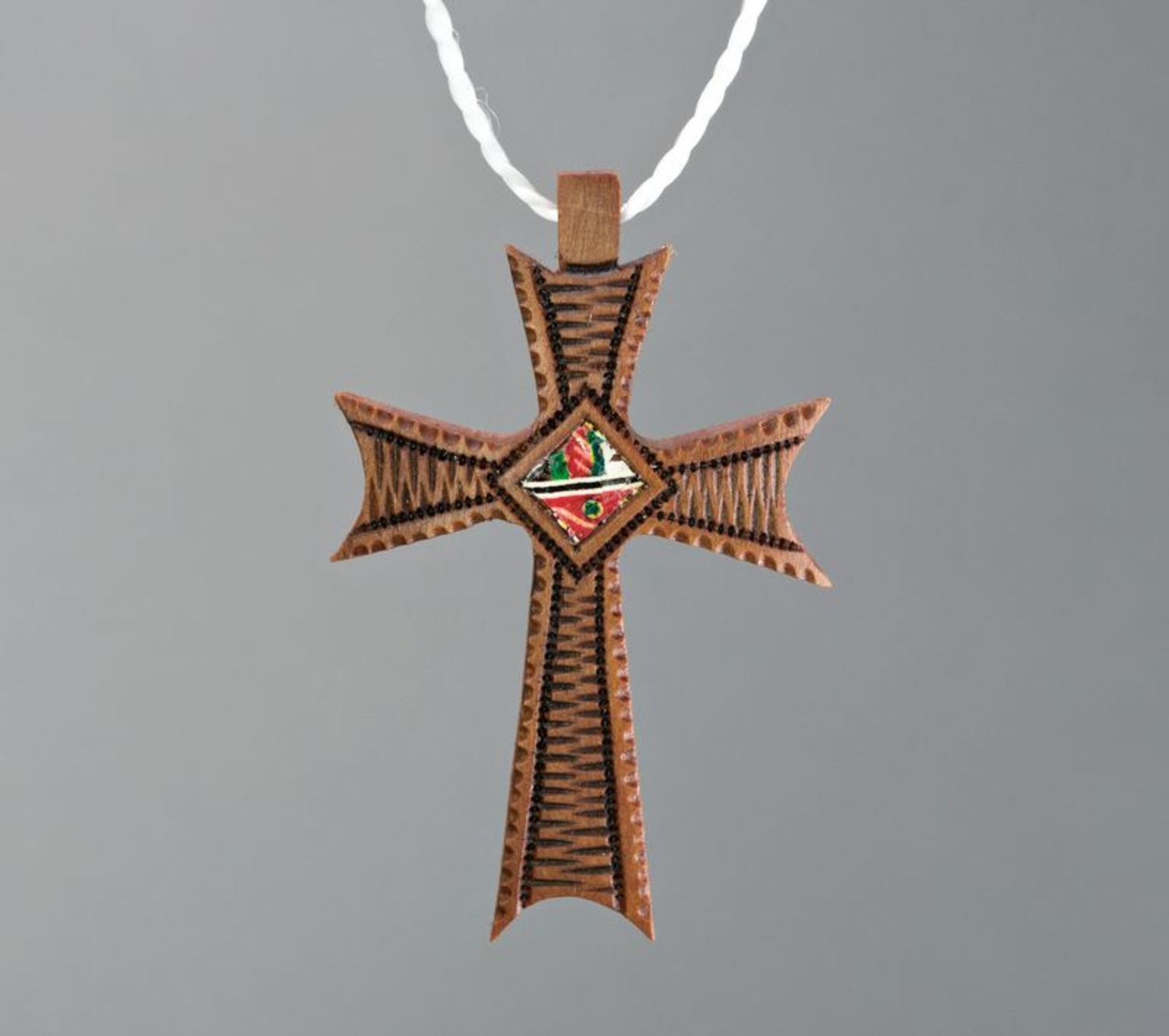 Pequeña cruz de madera con incrustación “Pascual” foto 2