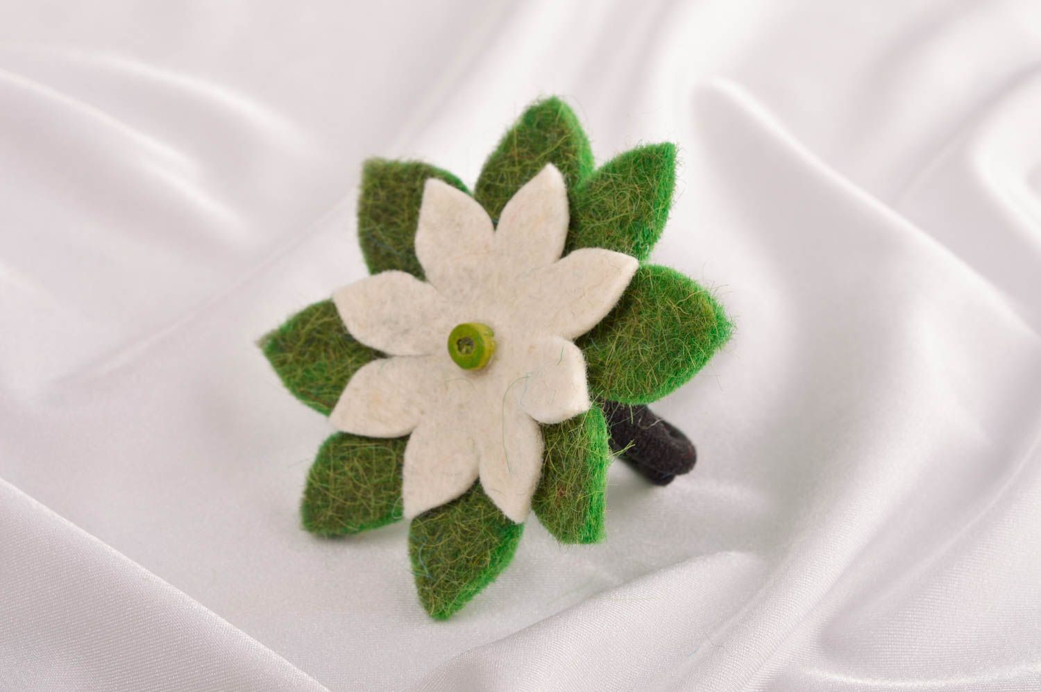 Handmade Schmuck aus Filz Blumen Haargummi Accessoire für Haare grün weiß foto 1