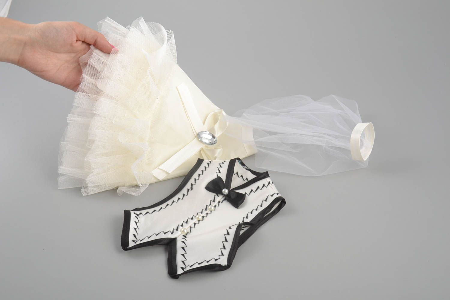 Handmade Hüllen für Flaschen zur Hochzeit Brautkleid und Anzug in Weiß Schwarz foto 5