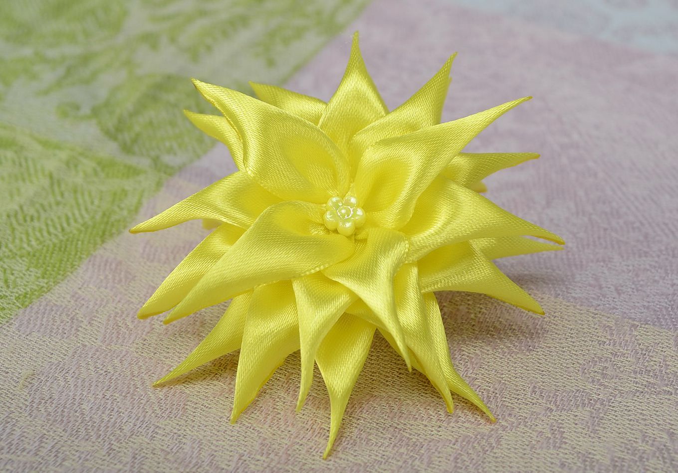 Élastique à cheveux avec fleur jaune en satin  photo 5