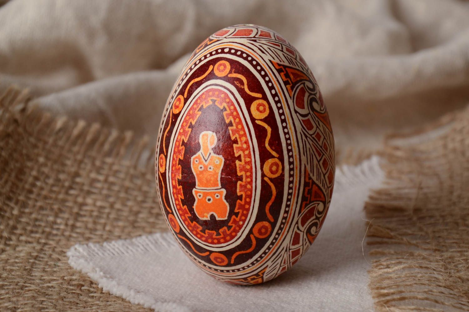 Huevo de ganso de Pascua pintado en la técnica de cera artesanal de color rojo burdeos foto 1