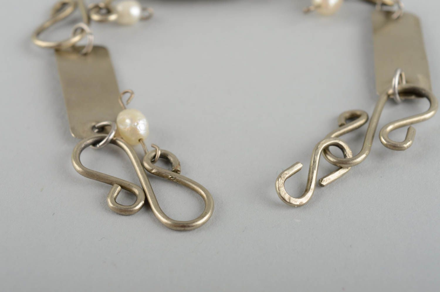 Pulsera de metal y perlas artesanal accesorio para mujer regalo original foto 2