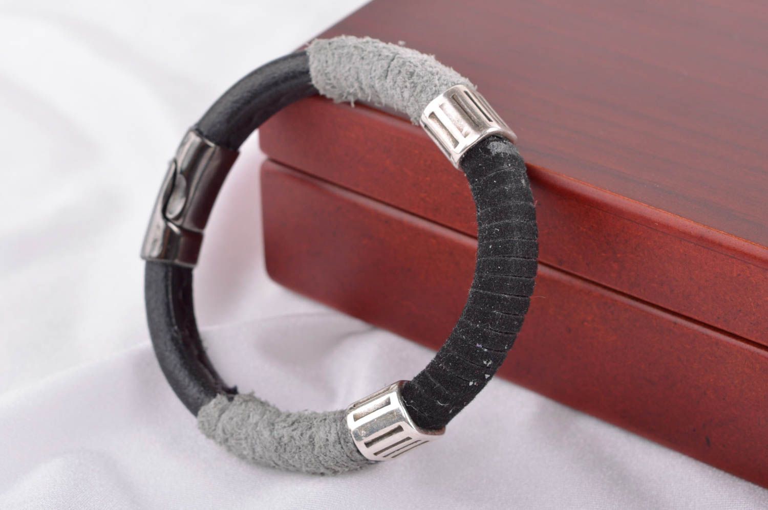 Handmade schwarzes Leder Armband Designer Schmuck Accessoire für Frauen foto 1