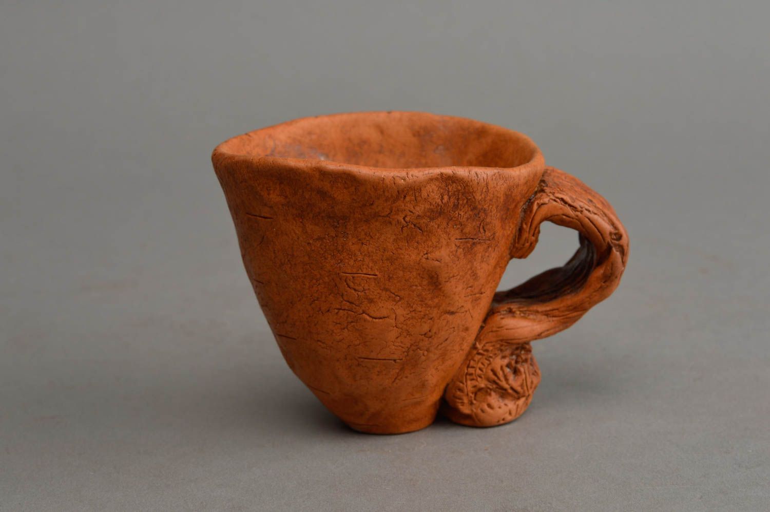 Ungewöhnliche kleine handgemachte Tasse aus Ton mit Muster für Kaffee in Braun  foto 2