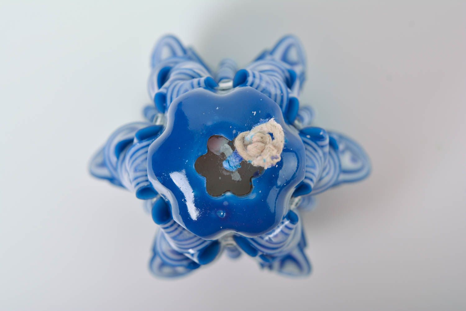 Bougie décorative en paraffine sculptée bleue motif blanc grande faite main photo 4