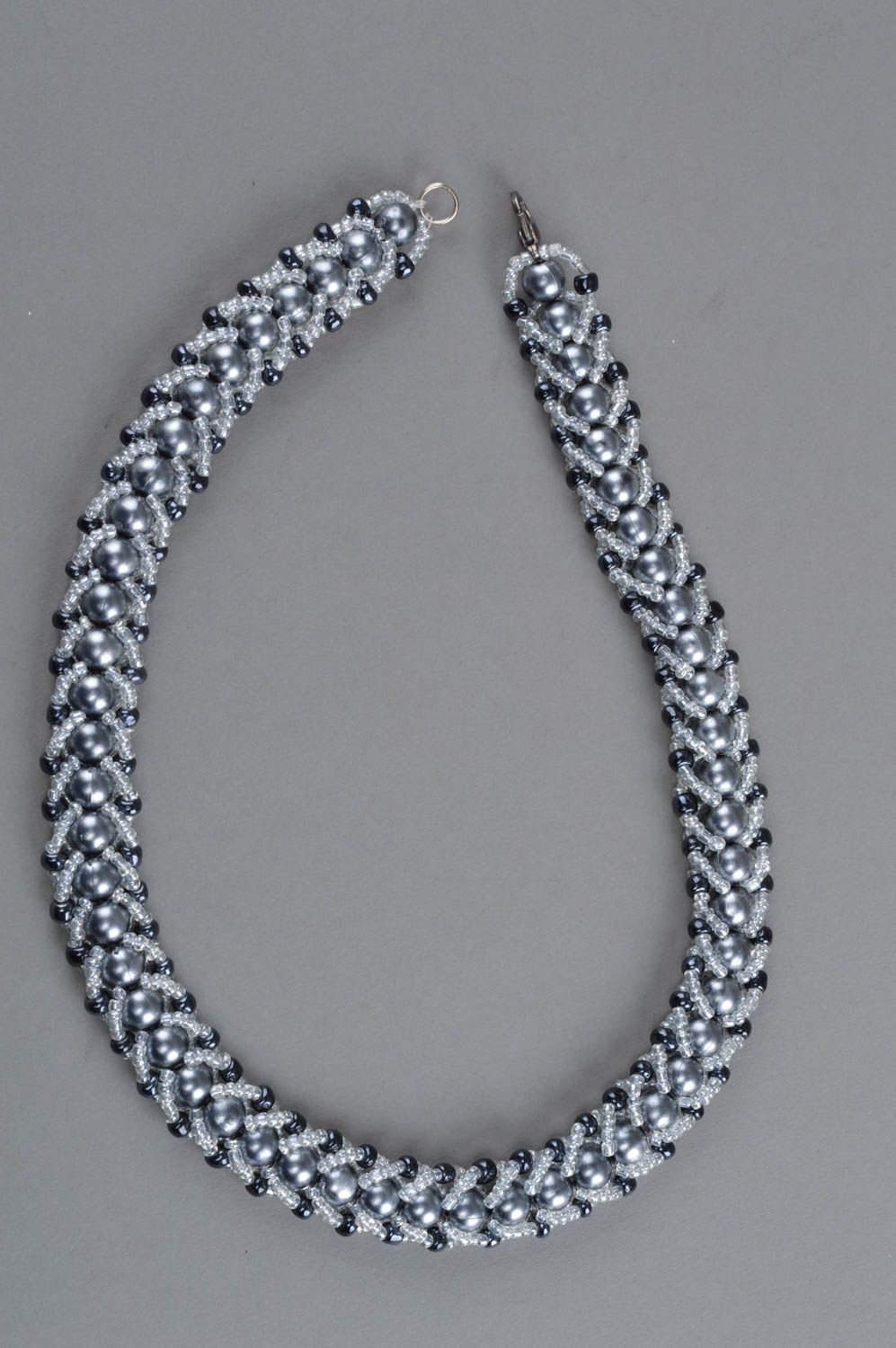 Ожерелье из бисера и бусин серебристое с черным красивое авторское женское фото 2