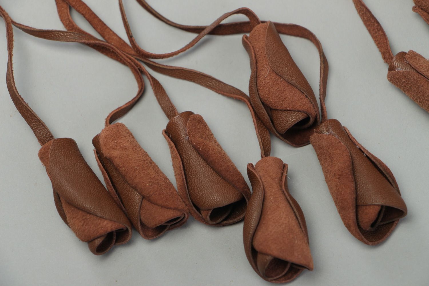 Natürliches schönes handgemachtes Collier aus Leder und Holz für Frauen  foto 3