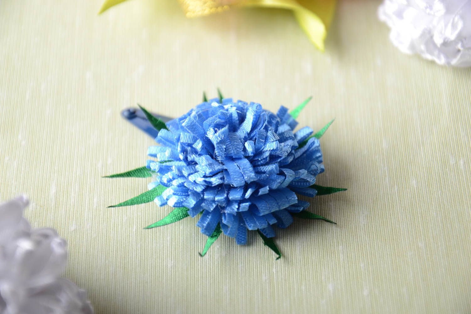 Pince à cheveux fleur bleue en rubans et tissu polaire faite main design photo 1