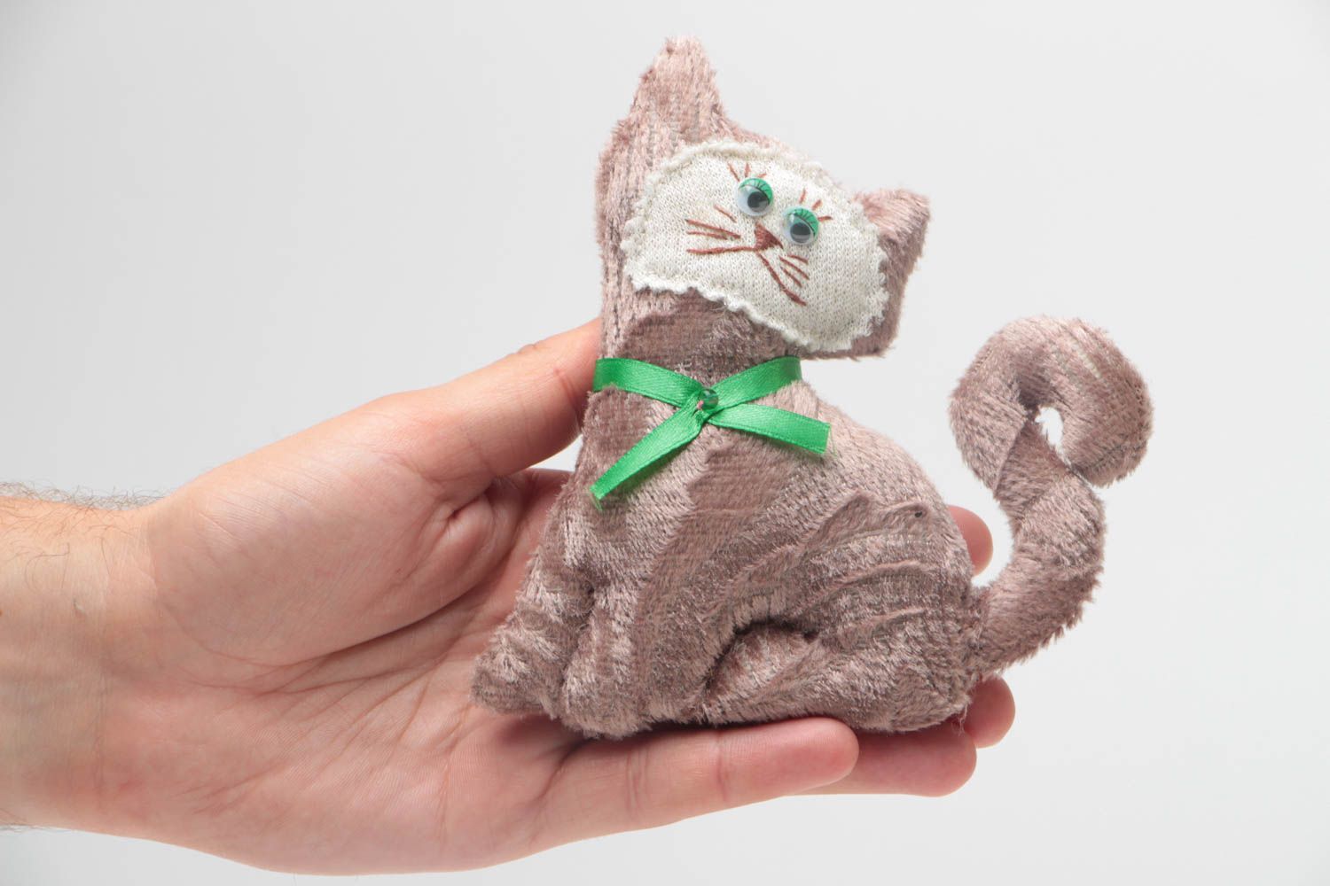 Juguete de peluche hecho a mano de lana para niños gato bonito con cinta  foto 5
