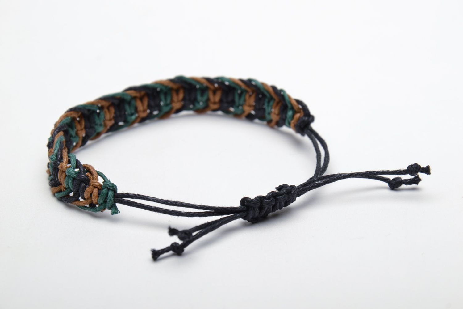 Плетеный браслет из вощеного шнурка фото 4