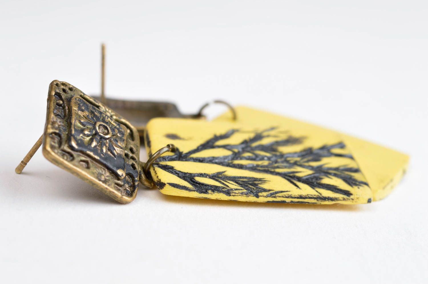 Модные серьги украшение ручной работы сережки-гвоздики из пластики желтые фото 4