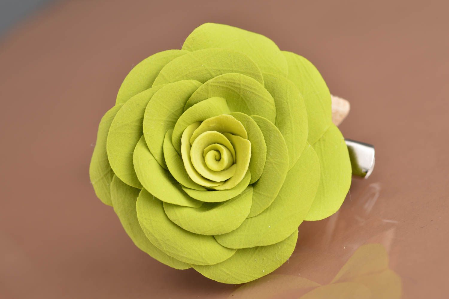 Заколка-брошь из полимерной глины в виде пышной объемной салатовой розы хэндмэйд фото 2