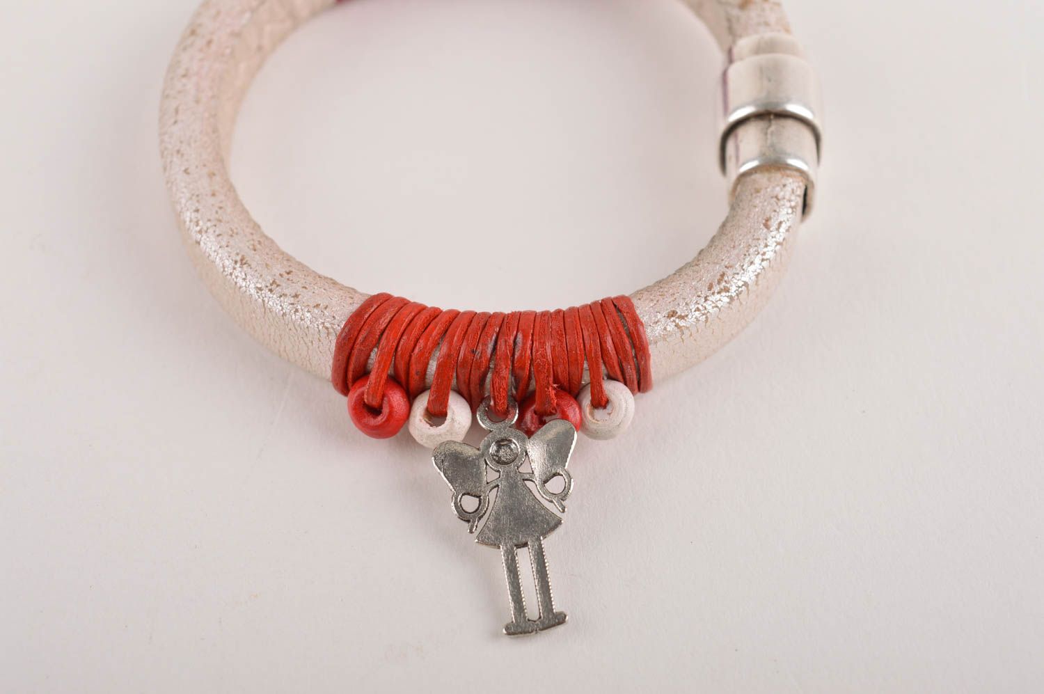 Accessoire bracelet Bijou fait main en cuir blanc design Cadeau pour femme photo 3