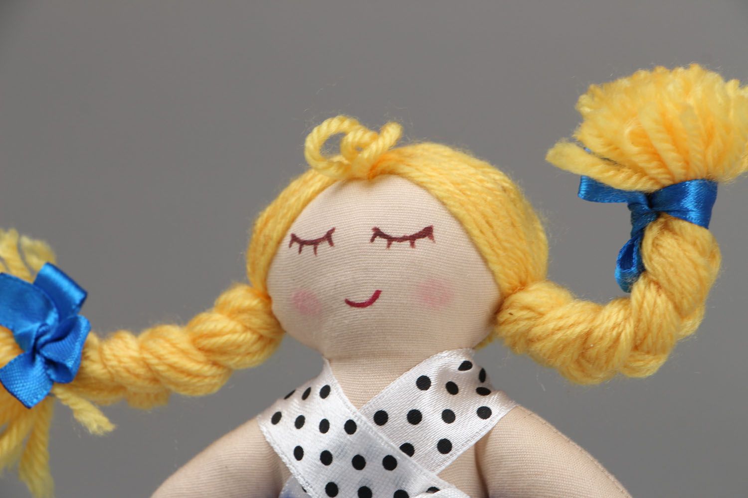 Genähte Puppe mit Haaren foto 2