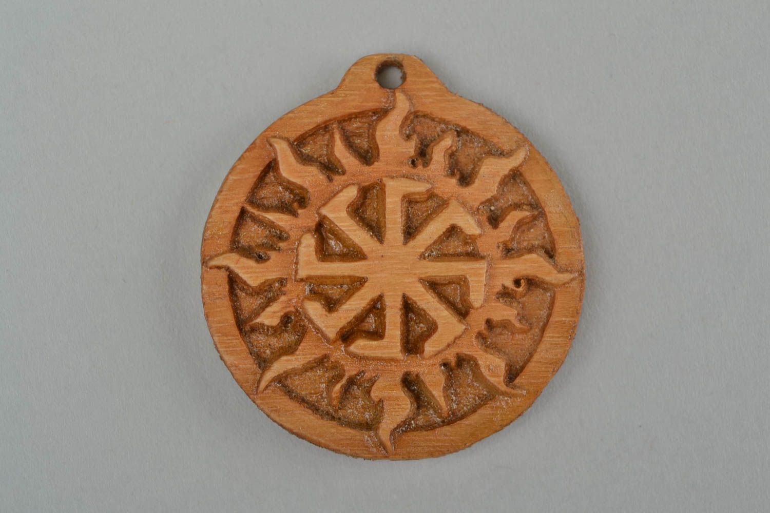Pendentif sculpté en bois fait main rond ethnique amulette Croix de Lada photo 3