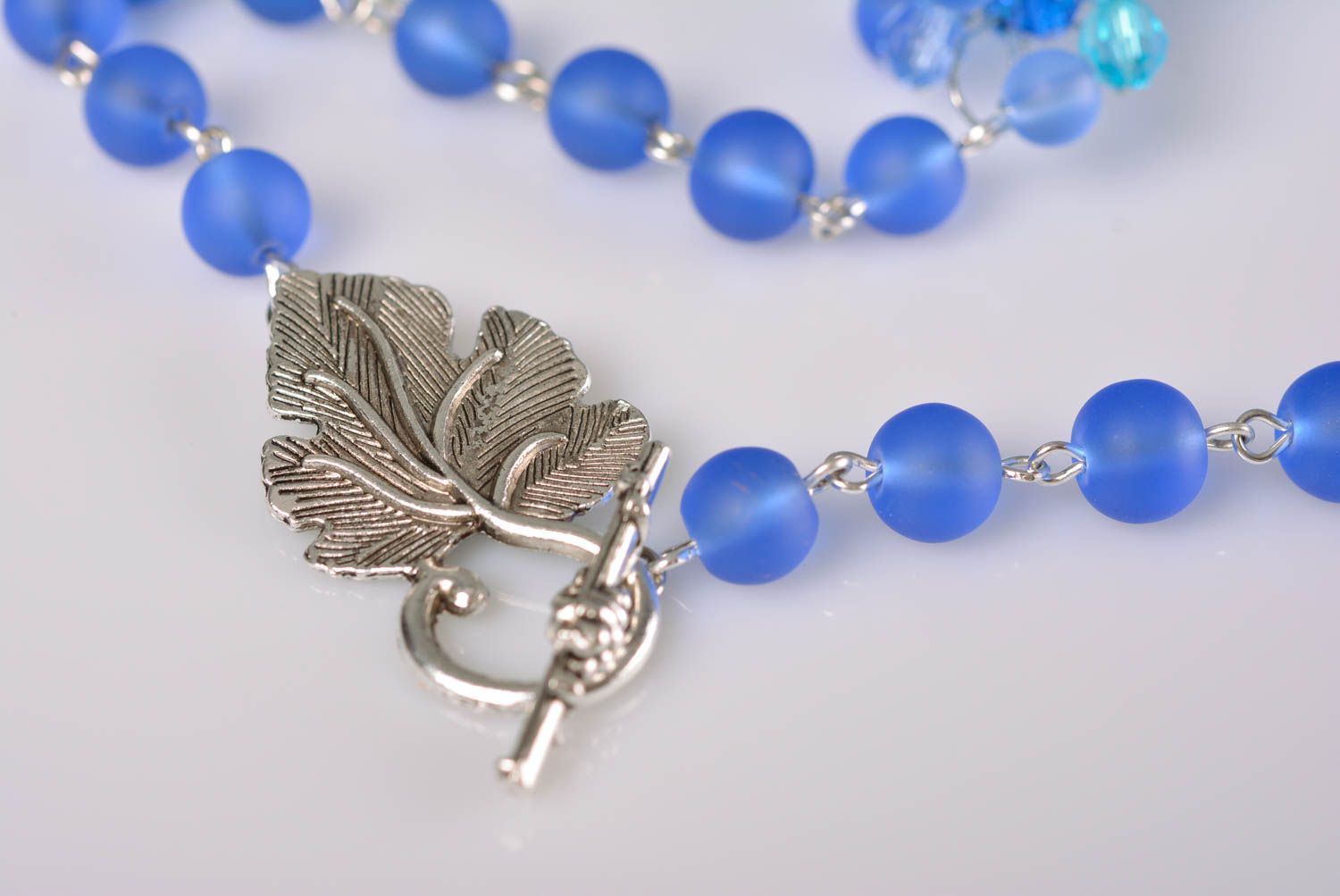 Collar de arcilla polimérica artesanal original adornado bonito azul con flores foto 5