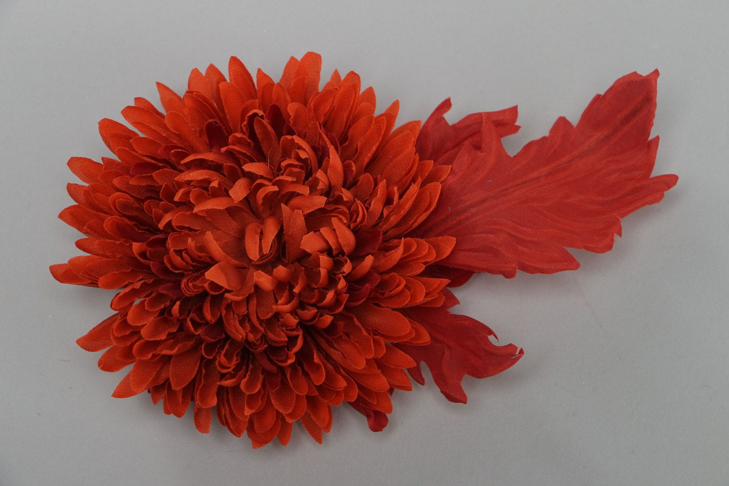 Broche grande fleur rouge de chrysanthème en tissu faite main bijou original photo 2