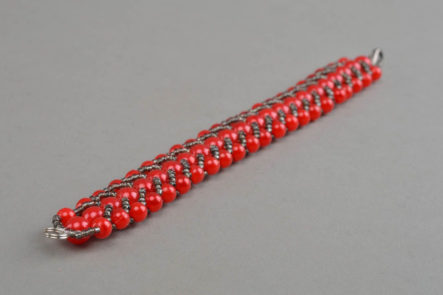 Schönes originelles rotes handgemachtes Armband aus Glasperlen Drosselbeeren foto 3