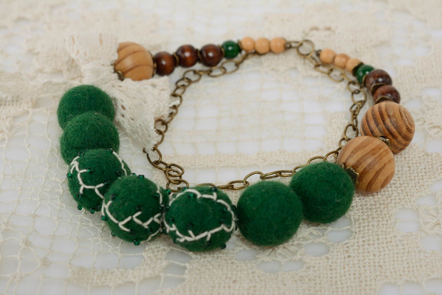 Handmade necklace on chain with green felted wool and wooden beads with lace photo 4