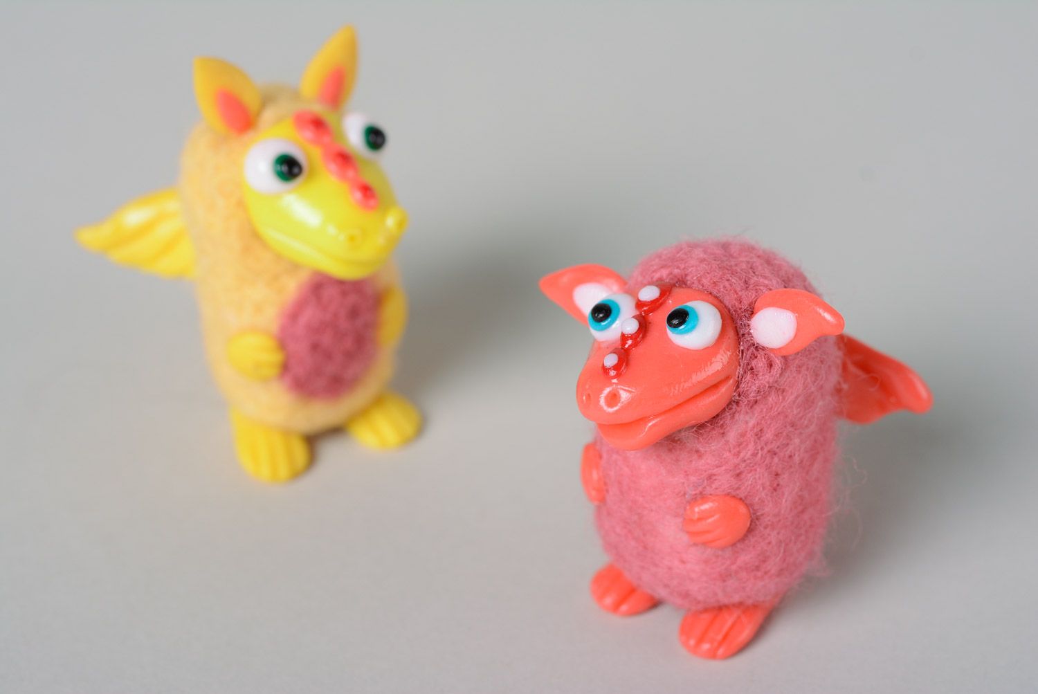 Handmade Spielzeug Drache in Rosa aus Wolle gewalkt und Polymerton klein drollig foto 5