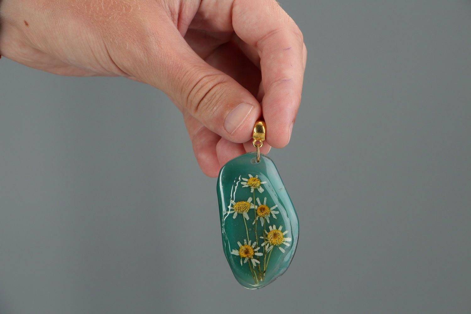 Pendant with natural flowers in epoxy resin Agate and daisies photo 5
