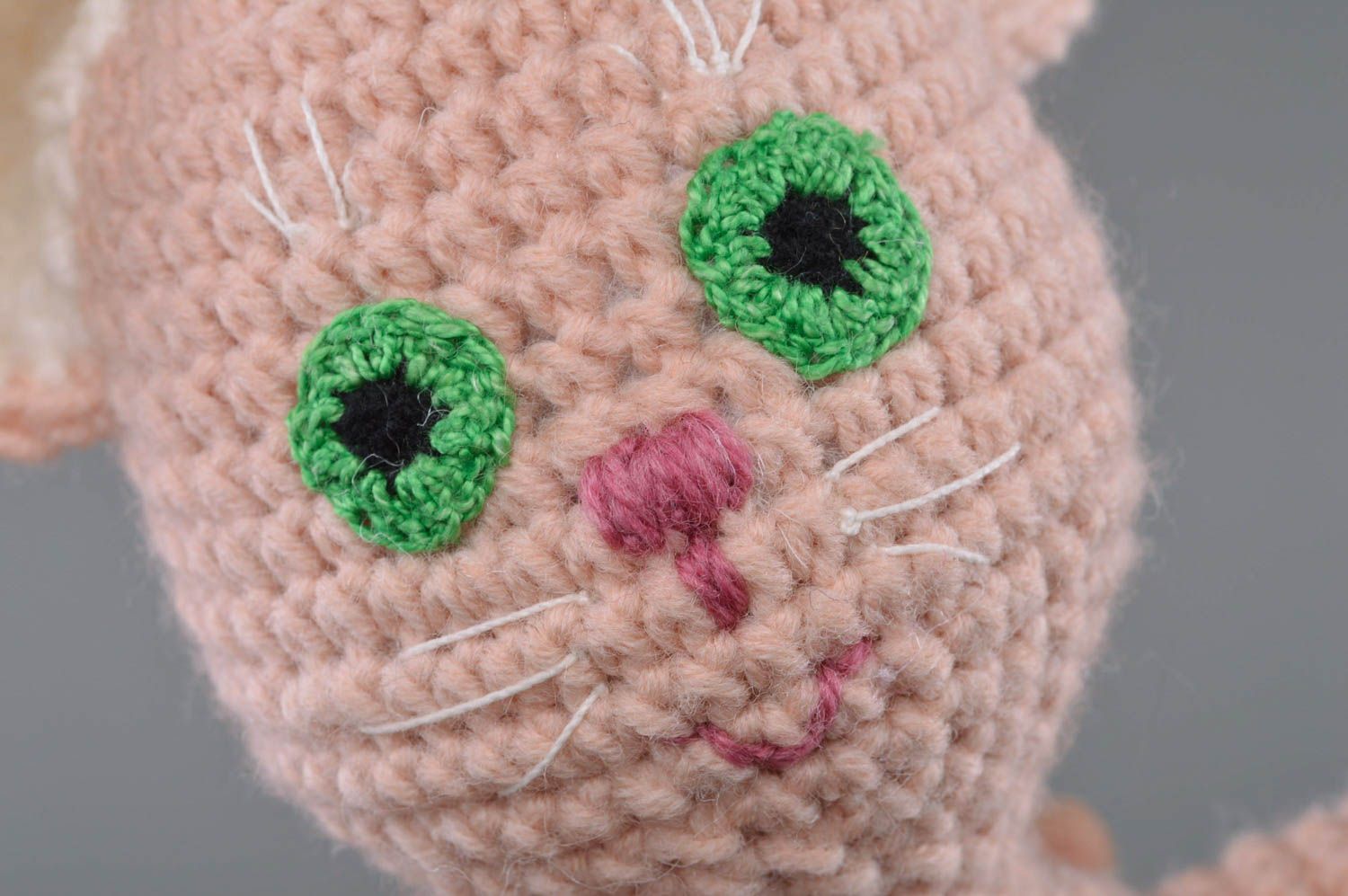 Мягкая вязаная игрушка котенок розовый с белым маленький смешной ручная работа фото 3