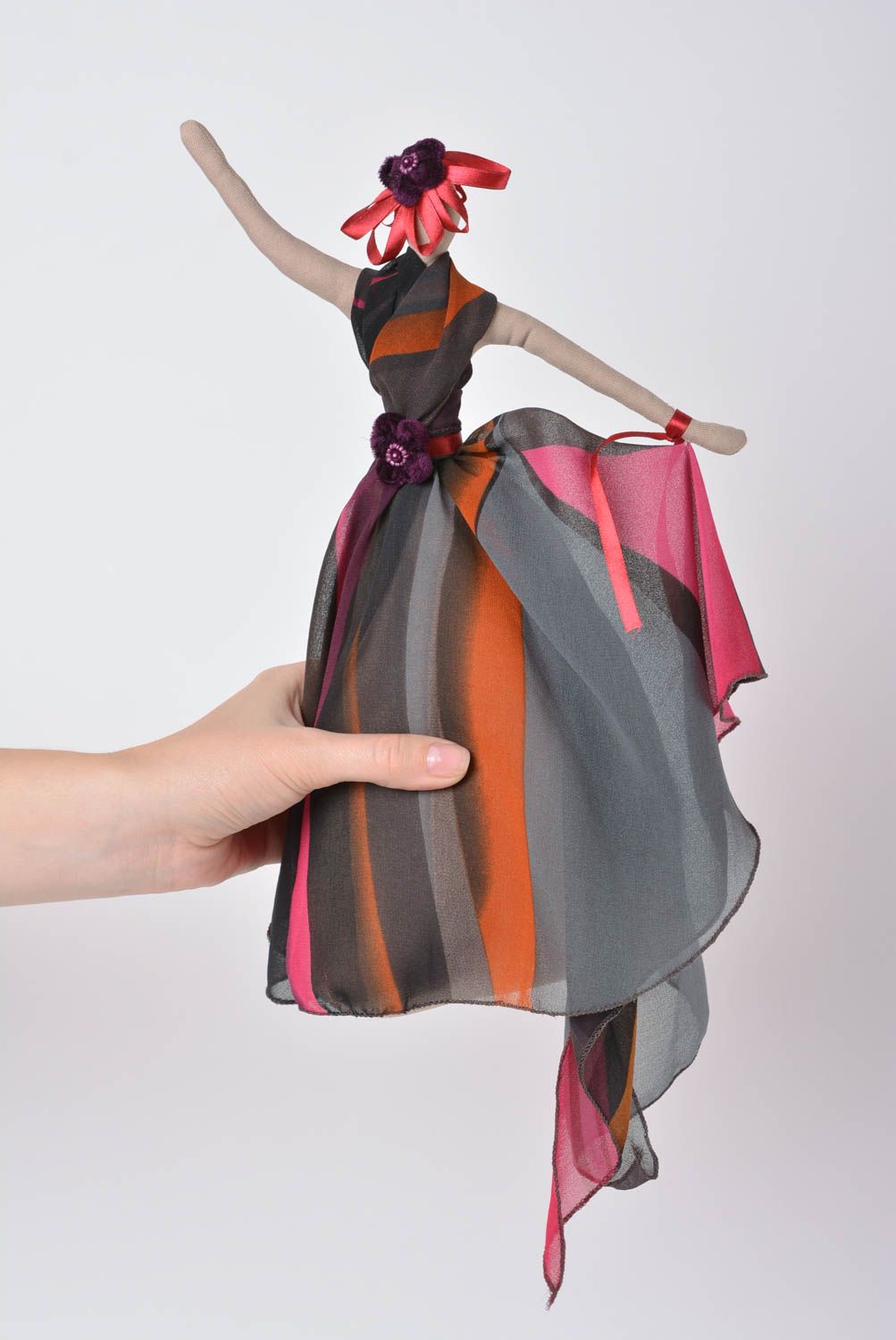Handgemachte Puppe aus Textil originell Baumwolle und Chiffon künstlerisch  foto 2