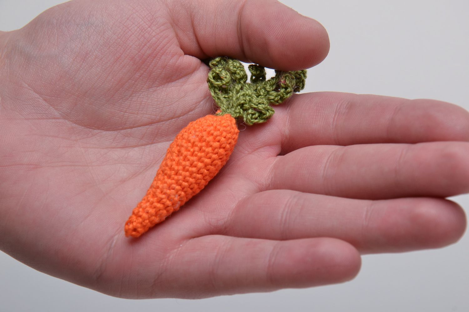Petit jouet décoratif tricoté mous fait main orange en forme de carotte photo 5