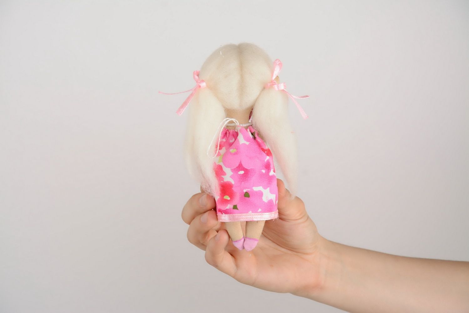 Suspension décorative poupée en rose avec lièvre  photo 2