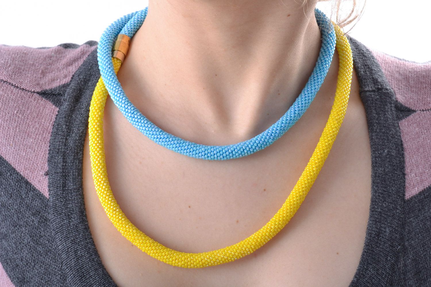 Schöner künstlerischer handgemacher Halsschmuck aus Glasperlen hellblau und gelb foto 1