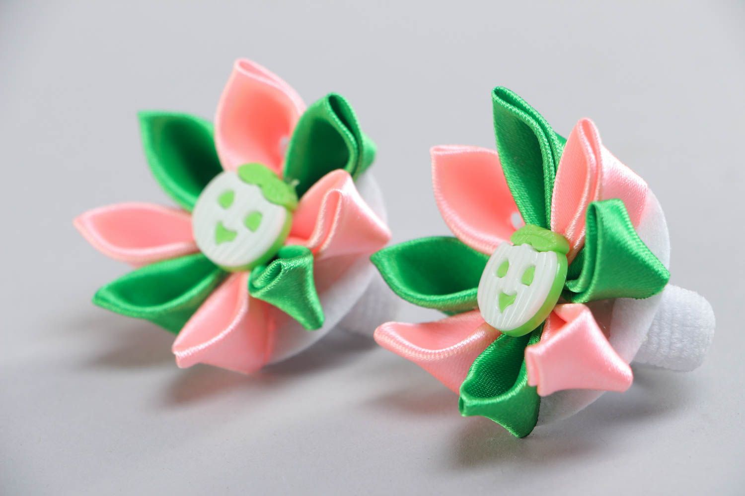 Set of handmade kanzashi ribbon flower scrunchies 2 pieces photo 2
