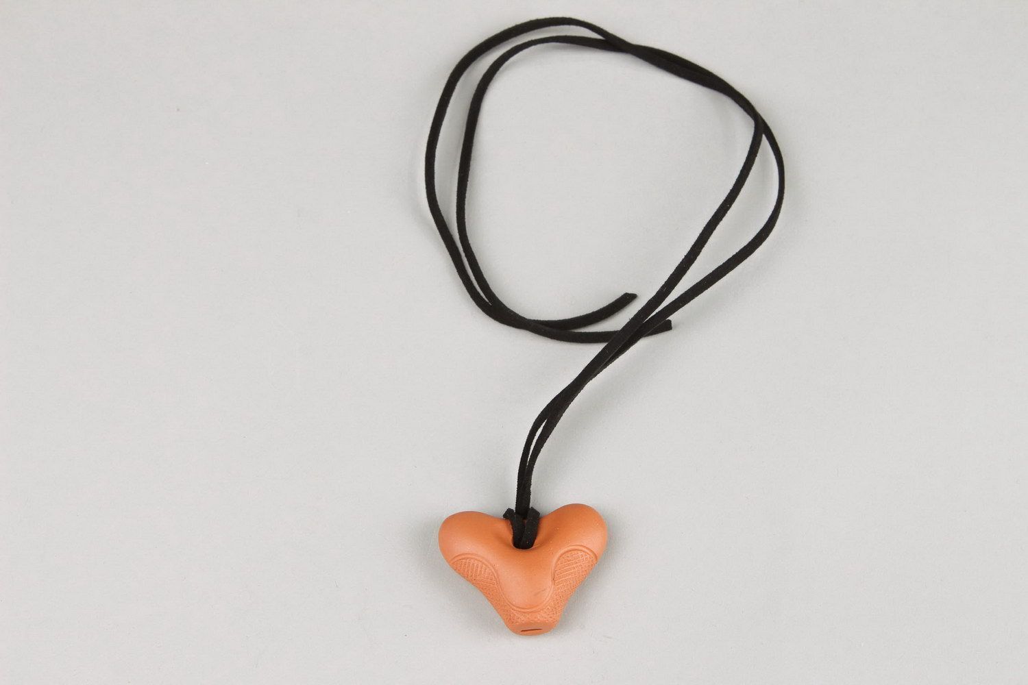Свистулька-подвеска керамическая в форме сердца фото 5