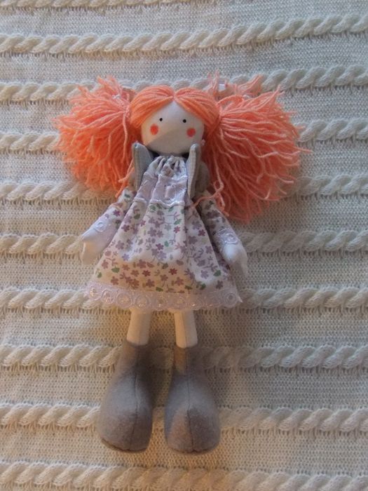 Muñeca de trapo hecha a mano original con cabello de hilos para niños foto 1