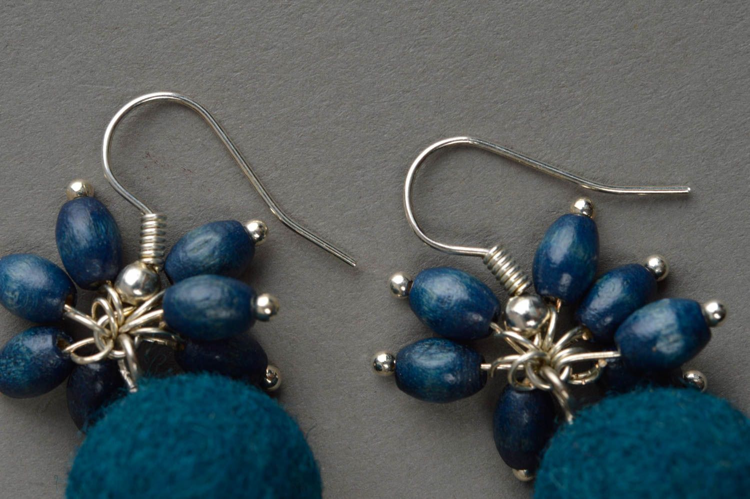 Boucles d'oreille bleues en laine feutrée faites main pendantes pour femme photo 3