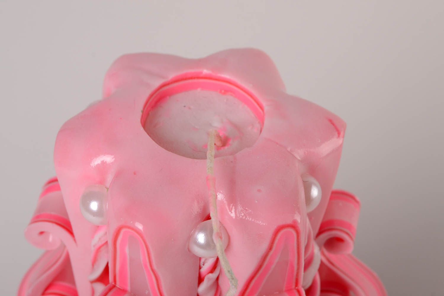 Высокая свеча ручной работы парафиновая свеча розовая цветная свеча авторская фото 3