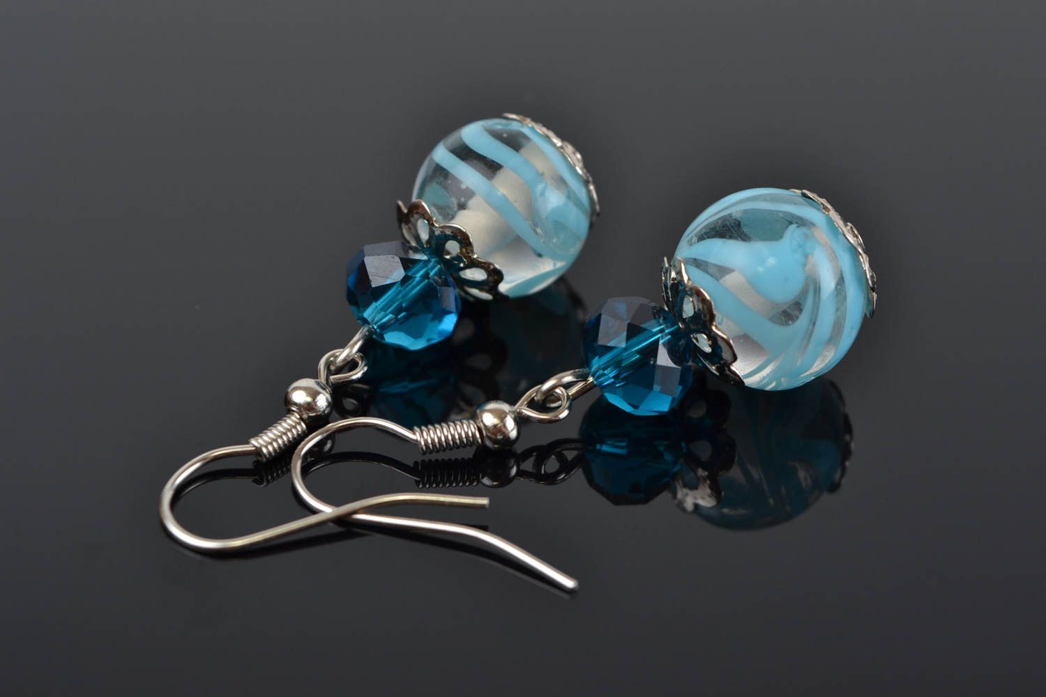Boucles d'oreilles pendantes perles bleues de verre faites main élégantes photo 1