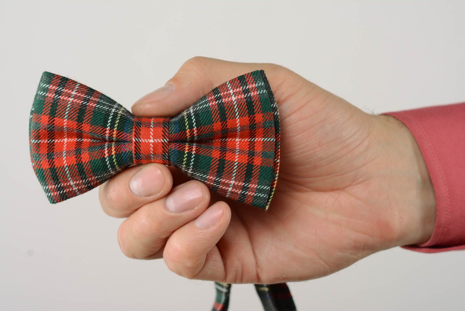 Gravata borboleta feita de tecido no estilo escocês foto 5