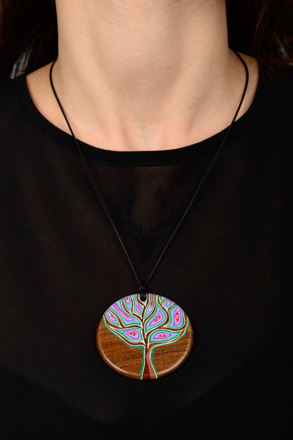 Кулон ручной работы украшение на шею с росписью аксессуар из дерева красивый фото 2