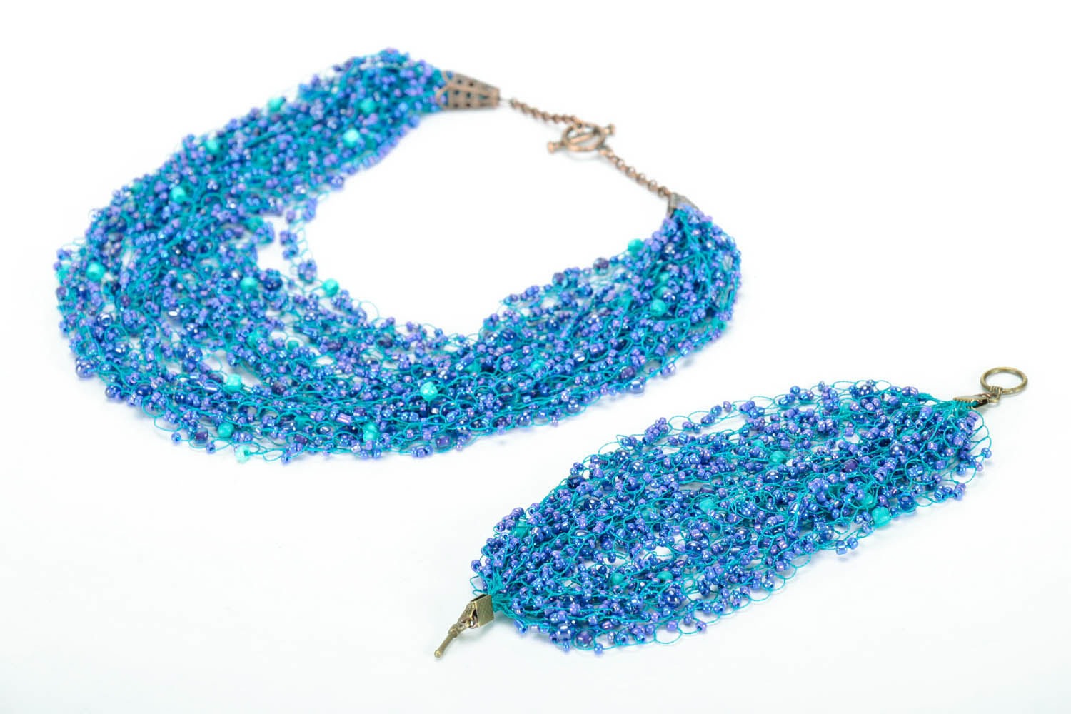 Комплект украшений из голубого бисера: бусы и браслет фото 4