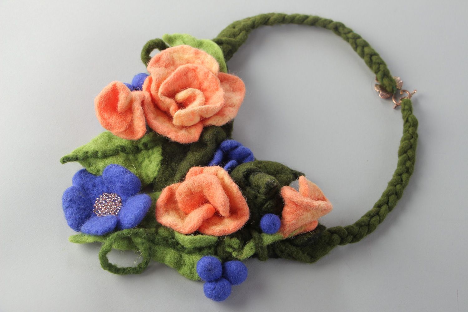 Handgemachtes Collier aus Wolle mit Textil Blumen in Trockenfilzen Technik  foto 2